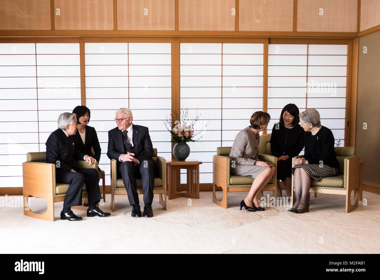 Tokio, Japan. 07 Feb, 2018. Bundespraesident Steinmeier (3. von links) und seine Frau Elke Buedenbender (3. von rechts) für Vorträge von Kaiser Akihito (L) und Kaiserin Michiko (R) in Tokio, Japan, 07. Februar 2018 empfangen werden. Credit: Maurizio Gambarini/dpa/Alamy leben Nachrichten Stockfoto