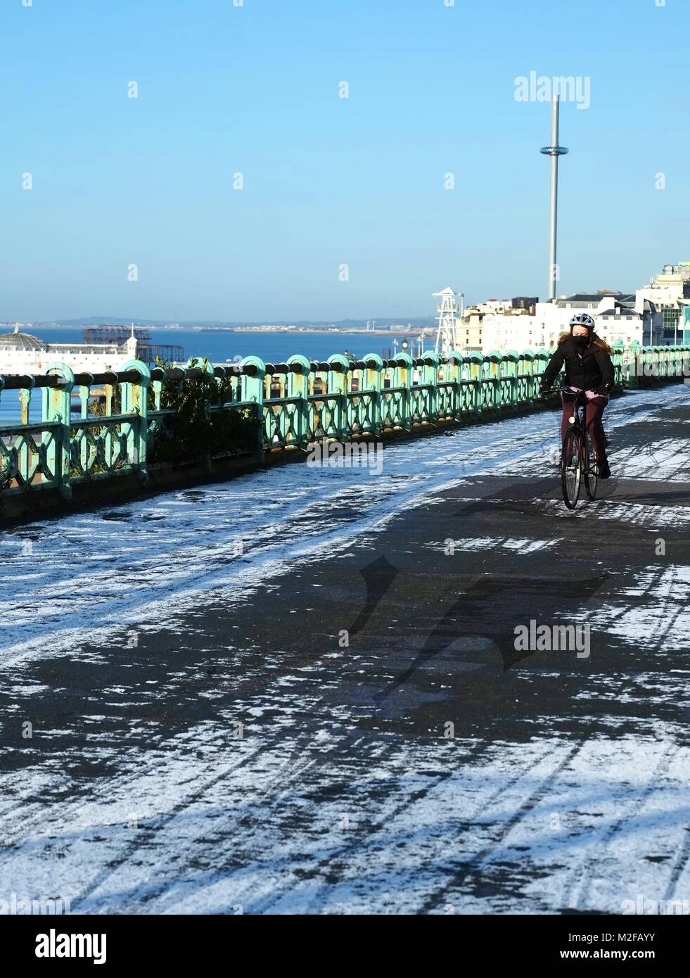 Brighton. 7 Feb, 2018. UK Wetter: Schnee Madeira Drive Brighton UK 9.30 07/02/18 Quelle: Caron Watson/Alamy leben Nachrichten Stockfoto