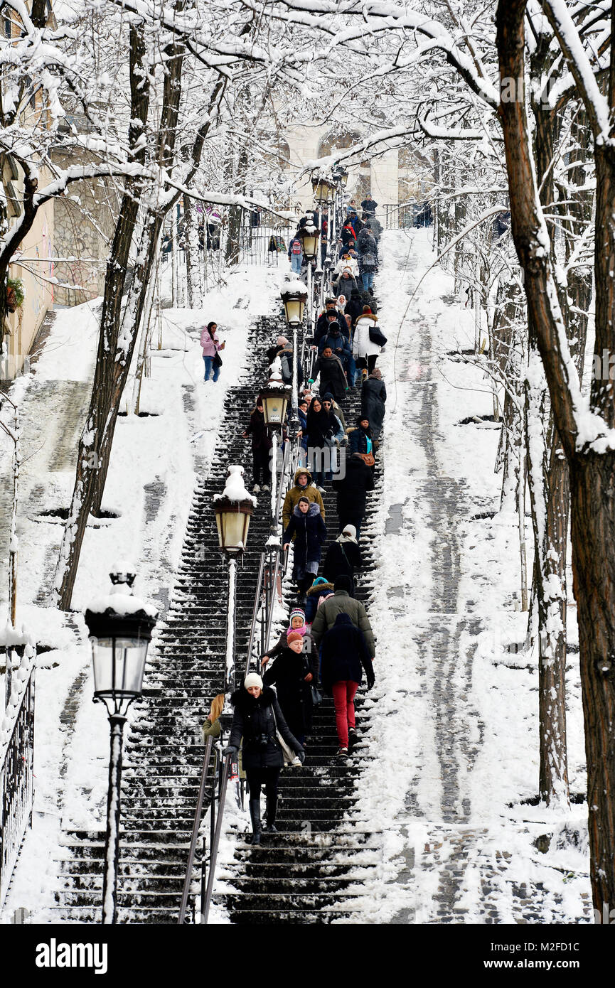 Paris, Frankreich. 7 Feb, 2018. Montmartre unter schweren Schnee auf den 7. Februar 2018 Credit: Frédéric VIELCANET/Alamy leben Nachrichten Stockfoto