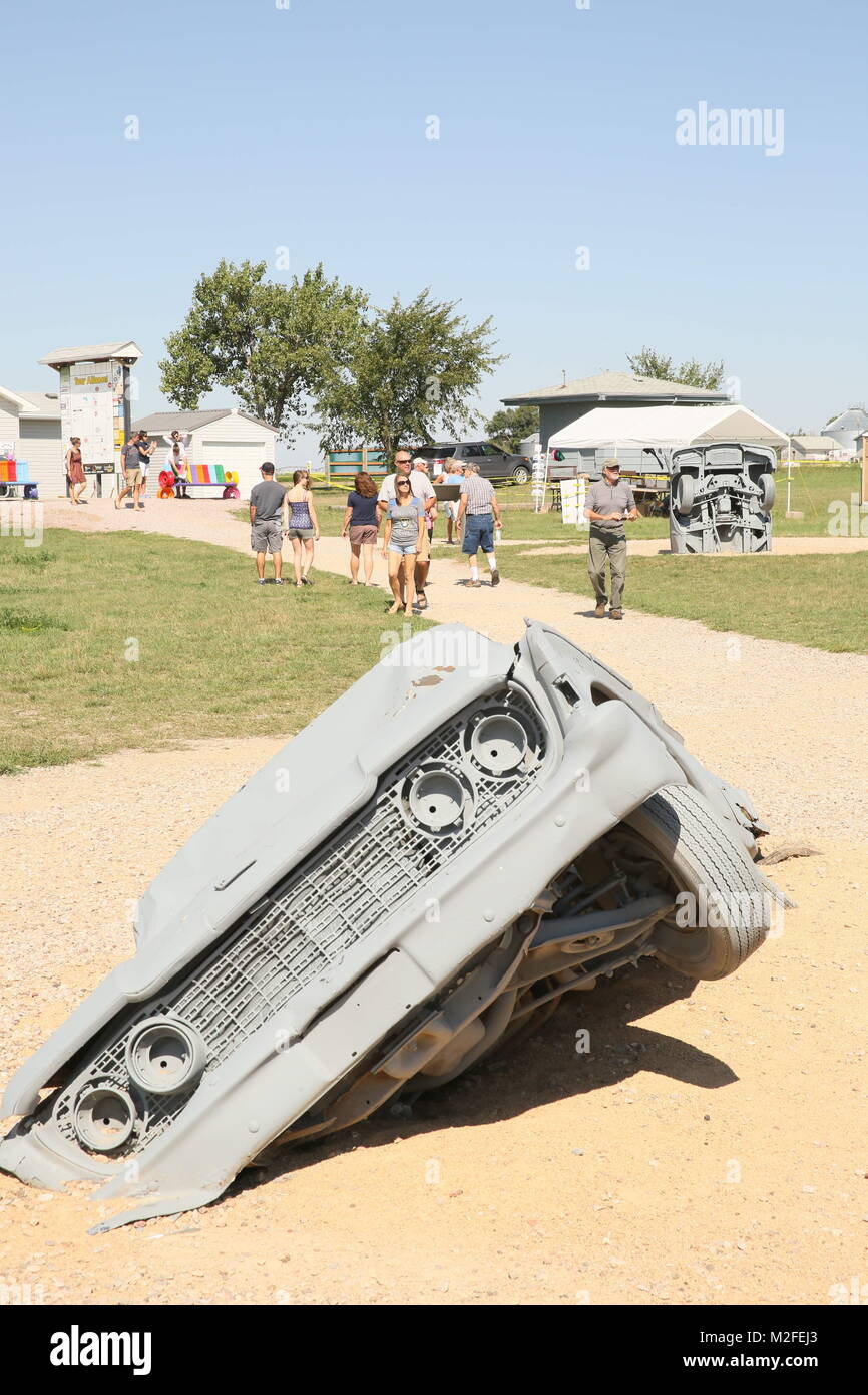 Alliance, Nebraska, USA. 19 Aug, 2017. Die totale Sonnenfinsternis über die gesamten Vereinigten Staaten von West nach Ost. Die Stadt der Allianz, NB erwartet 10.000 Besucher das Zentrum der Totalität direkt durch die Stadt. Totalität könnte für 20 Meilen auf beiden Seiten der Mittellinie gesehen werden. Die Stadt insbesondere und Kunst Projekt, Carhenge, über zwei Meilen außerhalb der Stadt wurde eine wichtige touristische Attraktion. Carhenge ist ein Projekt der Besitzer der Farm, die von Stonehenge aufgenommen wurde. Er widmete einen großen Grundstück zu einem Leben Nachbau von Stonehenge, aber anstelle von Felsen, verwendete er Auto Stockfoto