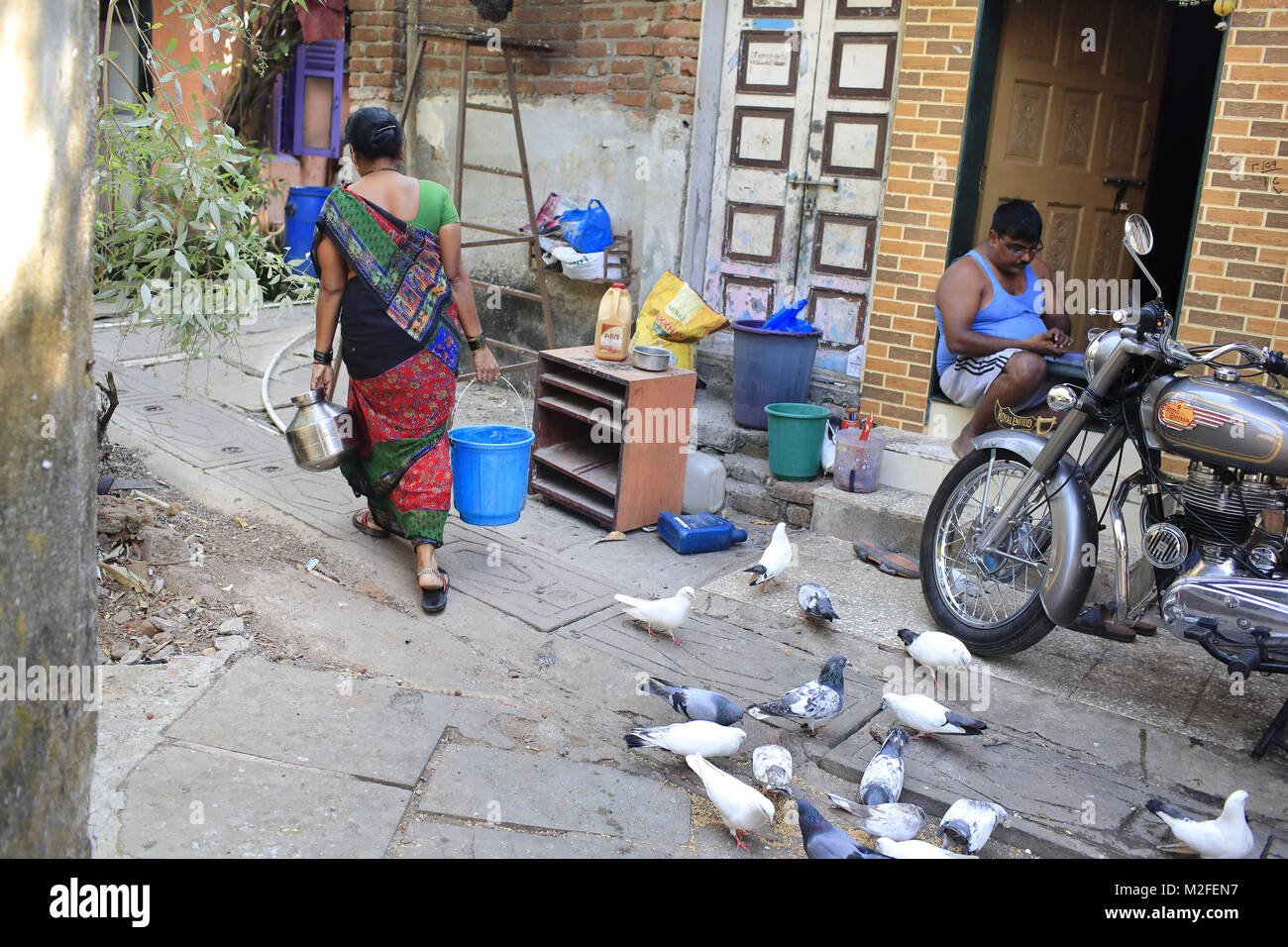 Mumbai, Maharashtra. 20 Jan, 2018. 20 Jan 2018, Nanepada - Mumbai, Indien. Balaji Dashrath Kamite's Frau holt das Wasser aus der Nähe. Er wurde von einem Leopard außerhalb seines Hauses in Nanepada Bereich von Mumbai am 13 Jan 2018 angegriffen. Leoparden sind bekannt in nahe gelegenen Wohnsiedlungen und Aufenthalt in einem Versteck in den schmalen Gassen Fütterung auf Hunde ihr Lieblingsessen zu verirren. Kredit: Kredite:/ZUMA Draht/Alamy leben Nachrichten Stockfoto