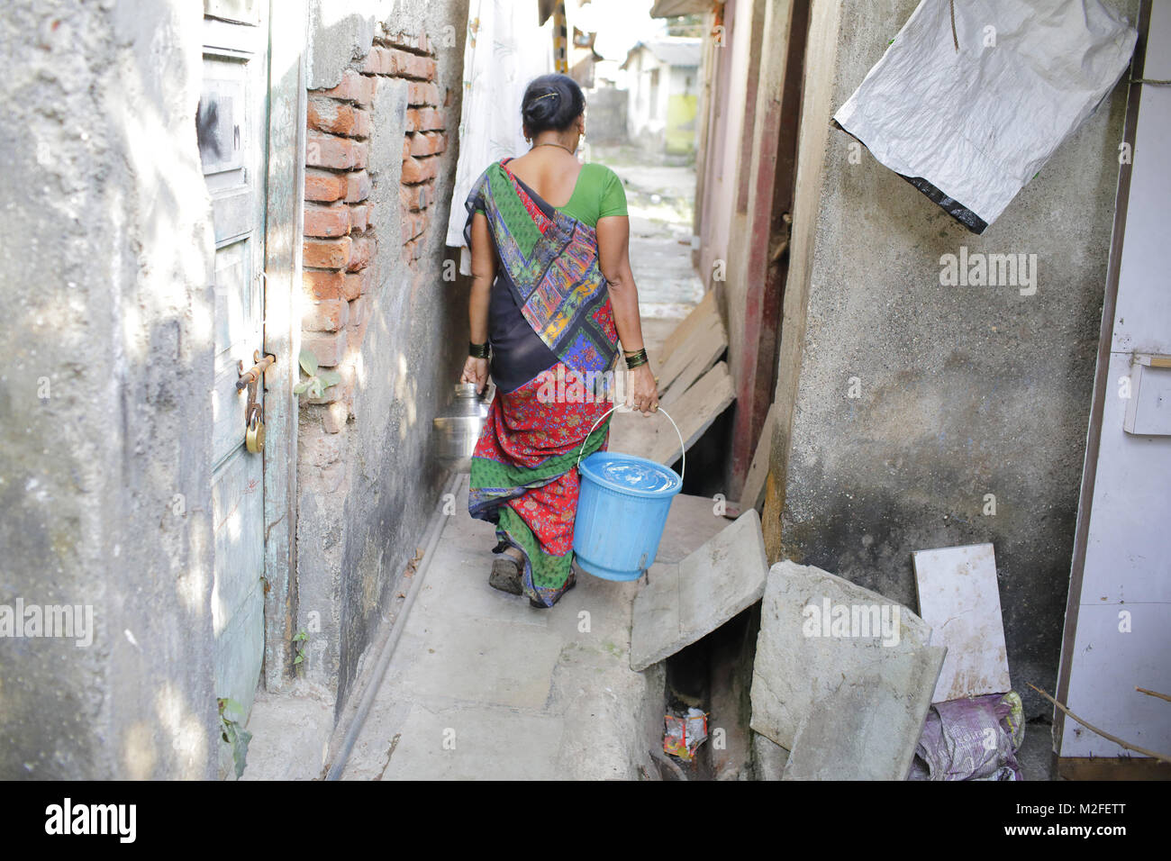 Mumbai, Maharashtra. 20 Jan, 2018. 20 Jan 2018, Nanepada - Mumbai, Indien. Balaji Dashrath Kamite's Frau holt das Wasser aus der Nähe. Er wurde von einem Leopard außerhalb seines Hauses in Nanepada Bereich von Mumbai am 13 Jan 2018 angegriffen. Leoparden sind bekannt in nahe gelegenen Wohnsiedlungen und Aufenthalt in einem Versteck in den schmalen Gassen Fütterung auf Hunde ihr Lieblingsessen zu verirren. Kredit: Kredite:/ZUMA Draht/Alamy leben Nachrichten Stockfoto