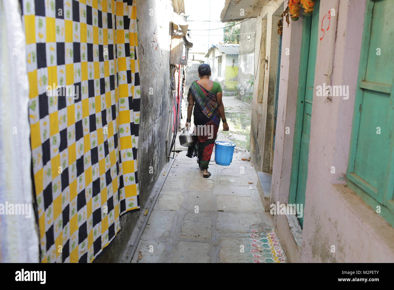 Mumbai, Maharashtra. 20 Jan, 2018. 20 Jan 2018, Nanepada - Mumbai, Indien. Balaji Dashrath Kamite's Frau holt das Wasser aus der Nähe. Er wurde von einem Leopard außerhalb seines Hauses in Nanepada Bereich von Mumbai am 13 Jan 2018 angegriffen. Leoparden sind bekannt in nahe gelegenen Wohnsiedlungen und Aufenthalt in einem Versteck in den schmalen Gassen Fütterung auf Hunde ihr Lieblingsessen zu verirren. Kredit: Kredite:/ZUMA Draht/Alamy leben Nachrichten Stockfoto