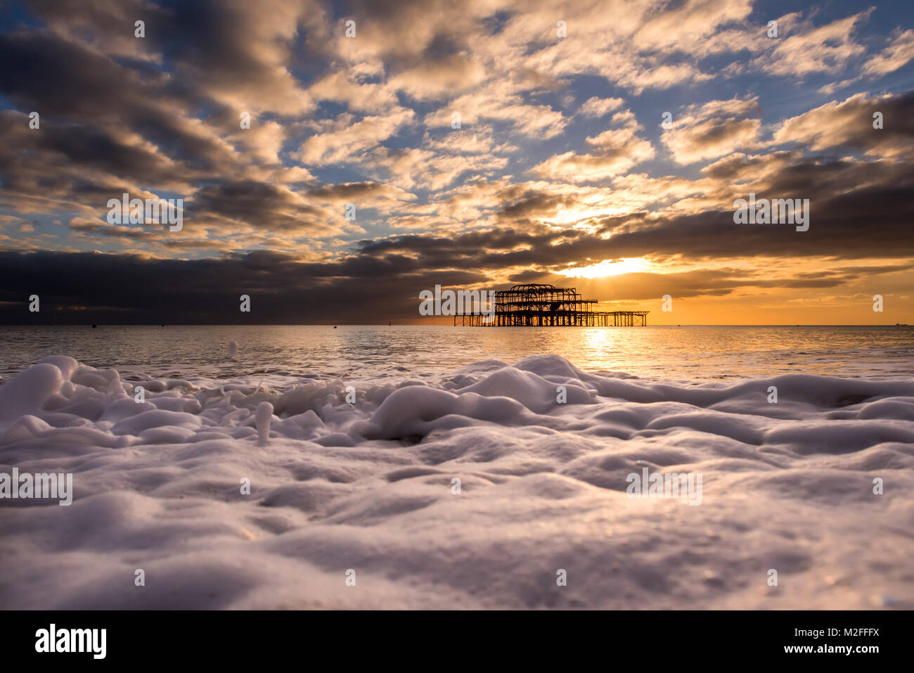 Brighton, UK. 7 Feb, 2018. UK Wetter: Die verlassenen West Pier in Brighton bei Sonnenuntergang an diesem Abend Credit: Andrew Hasson/Alamy leben Nachrichten Stockfoto