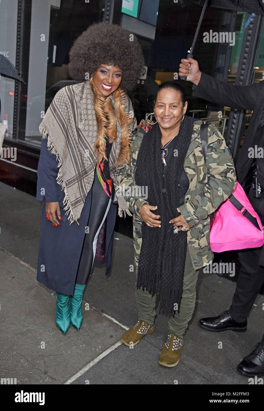 New York, NY, USA. 7 Feb, 2018. Amara La Negra, und ihre Mutter, beim Bauen Serie gesehen haben, LIEBE UND HIP HOP: Miami zu fördern und über für Celebrity Candids - MI, New York, NY, 7. Februar 2018. Credit: Derek Sturm/Everett Collection/Alamy leben Nachrichten Stockfoto