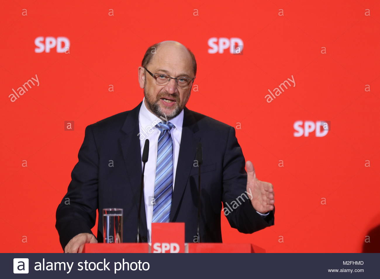 berlin deutschland 7 feb 2018 sozialdemokratischen partei deutschlands spd martin schulz spricht wahrend einer pressekonferenz am 7 februar 2018 in der zentrale der partei in berlin nachdem die konservativen und die sozialdemokraten ein abkommen uber eine neue koalition besiegelt schulz sagte er wird als fuhrer folgenden koalitionsvertrag der partei mit angela merkel der christlich demokratischen union cdu und spd fraktionschef andrea nahles als seinen nachfolger copyright c credit crowdsparkalamy leben nachrichten m2fhmd