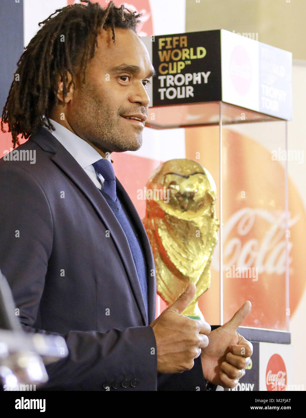 Eriwan, Armenien. 7 Feb, 2018. Der ehemalige französische Spieler Christian Karembeu Gesten, als er die FIFA WM-Pokal während einer Zeremonie in Eriwan, Armenien, Jan. 7, 2018. Die FIFA WM-Pokal kam in Jerewan am Mittwoch als Teil ihrer weltweiten Tour im Vorfeld der FIFA WM 2018 in Russland stattfinden. Credit: Gevorg Ghazaryan/Xinhua/Alamy leben Nachrichten Stockfoto