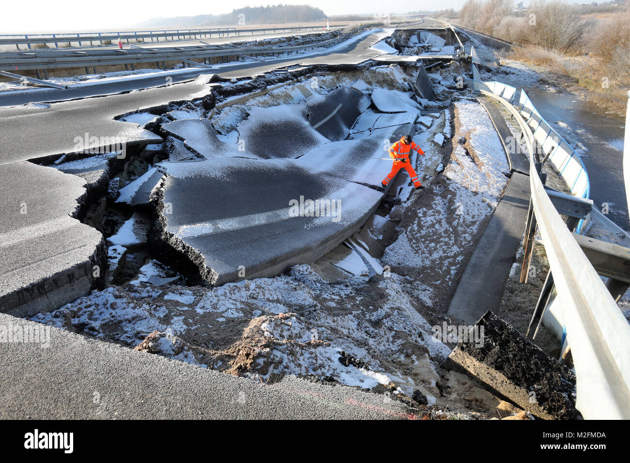 Salchow, Deutschland. 07 Feb, 2018. Sachverständige der Staatlichen Amt für Verkehr und Transport Die sackte Ostsee Autobahn in der Nähe von Tribsees, Deutschland, 07. Februar 2018. Die Sag wird immer größer und größer. Die ursprünglich 40 Meter großes Loch jetzt ist 95 Meter groß, laut dem Bundesministerium für Verkehr auf Anfrage. Quelle: Bernd Wüstneck/dpa/Alamy leben Nachrichten Stockfoto