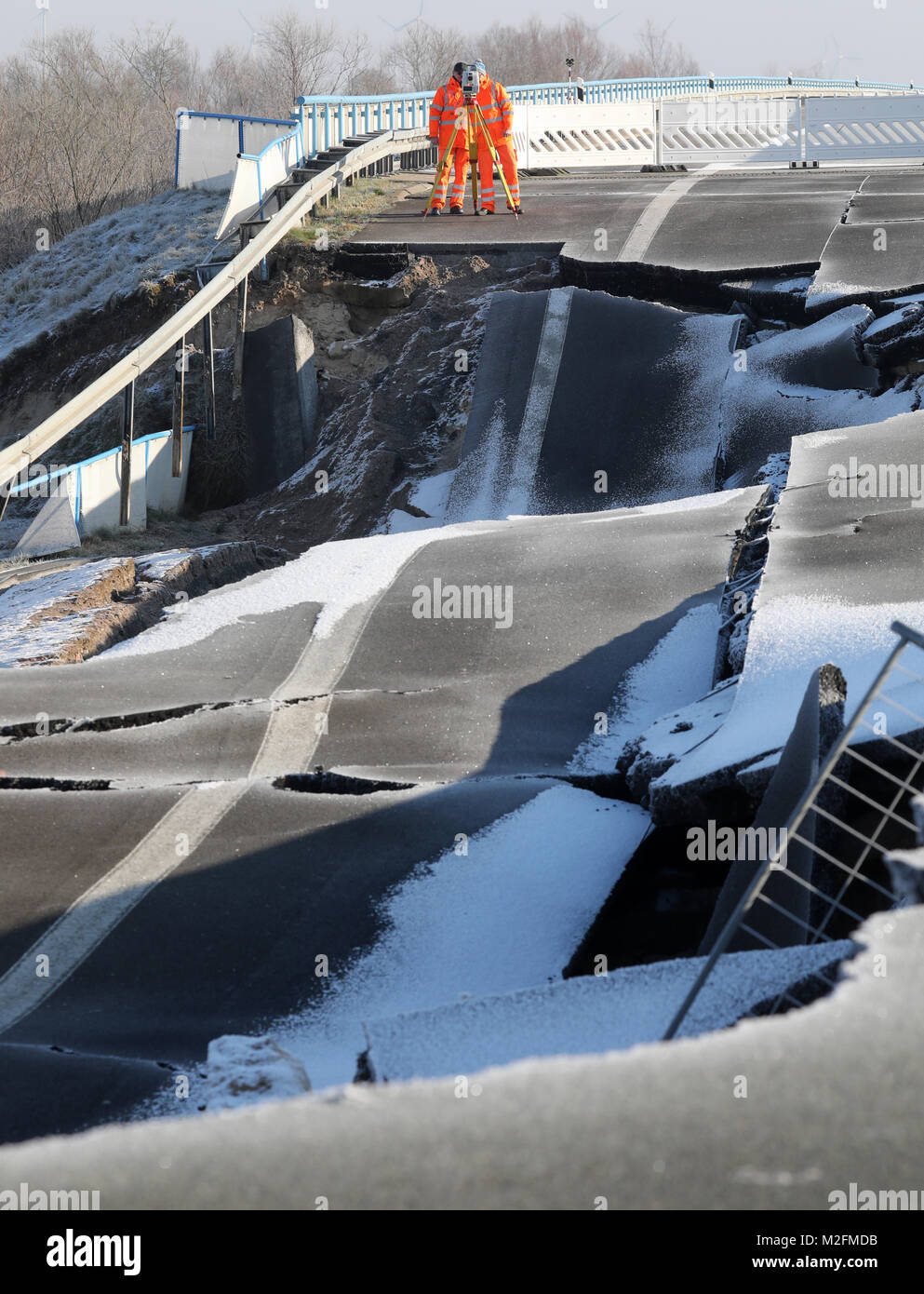 Salchow, Deutschland. 07 Feb, 2018. Sachverständige der Staatlichen Amt für Verkehr und Transport Die sackte Ostsee Autobahn in der Nähe von Tribsees, Deutschland, 07. Februar 2018. Die Sag wird immer größer und größer. Die ursprünglich 40 Meter großes Loch jetzt ist 95 Meter groß, laut dem Bundesministerium für Verkehr auf Anfrage. Quelle: Bernd Wüstneck/dpa/Alamy leben Nachrichten Stockfoto