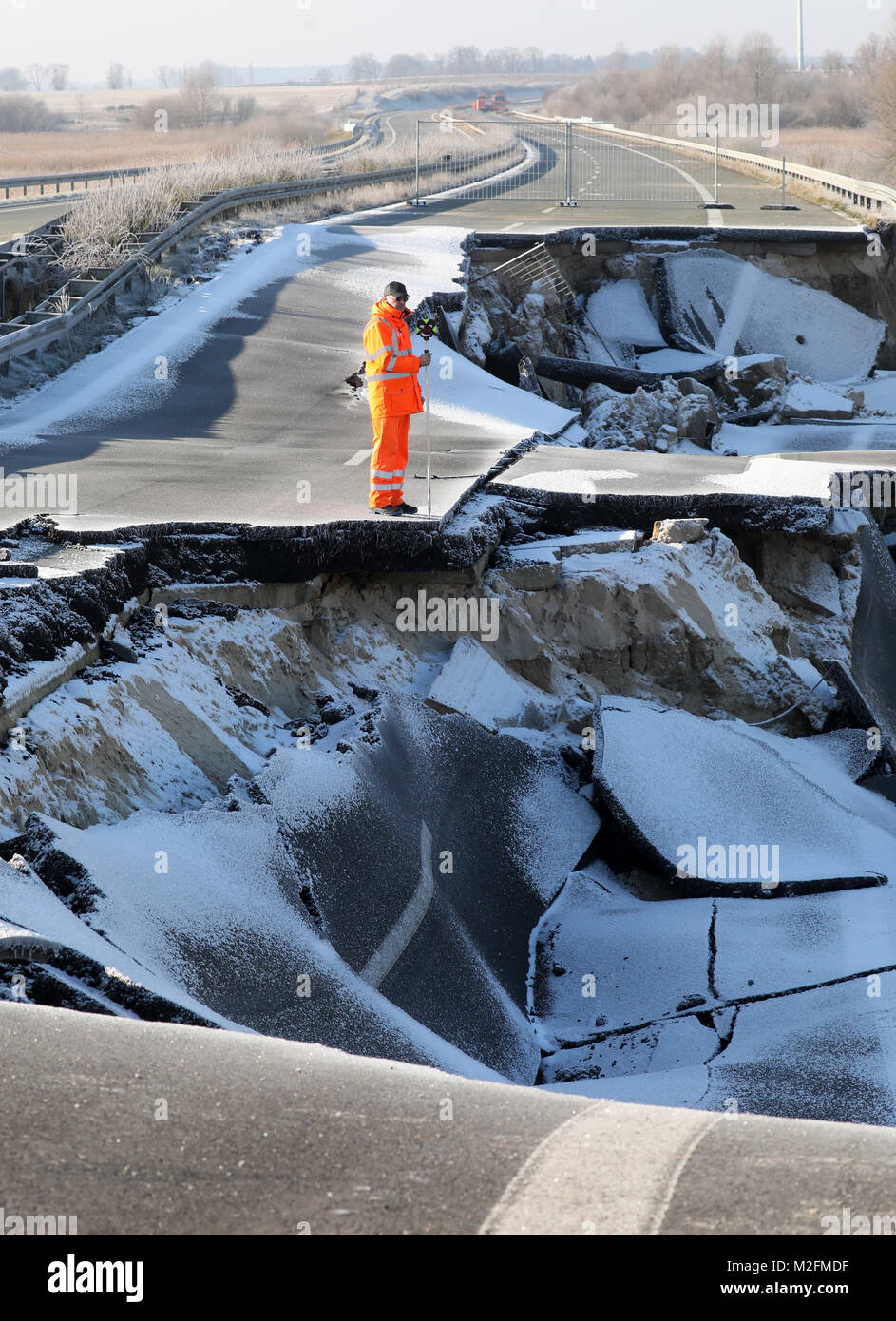 Salchow, Deutschland. 07 Feb, 2018. Sachverständige der Staatlichen Amt für Verkehr und Transport Die sackte Ostsee Autobahn in der Nähe von Tribsees, Deutschland, 07. Februar 2018. Die Sag wird immer größer und größer. Die ursprünglich 40 Meter großes Loch jetzt ist 95 Meter groß, laut dem Bundesministerium für Verkehr auf Anfrage. Quelle: Bernd Wüstneck/dpa/Alamy leben Nachrichten Stockfoto
