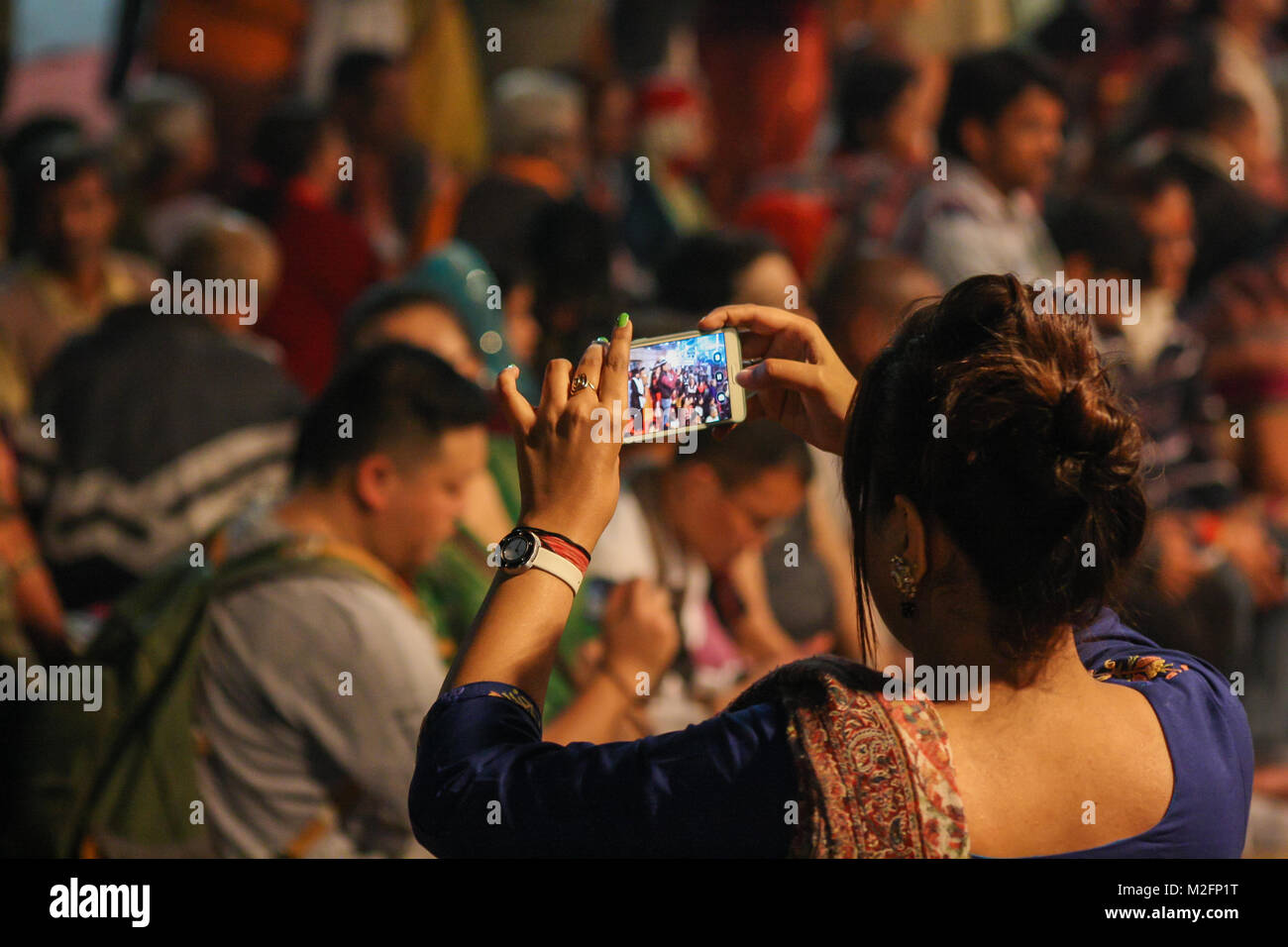 Indische Frauen Fotografieren in Abend Aarti Zeremonie, Varanasi, Uttar Pradesh, Indien Stockfoto