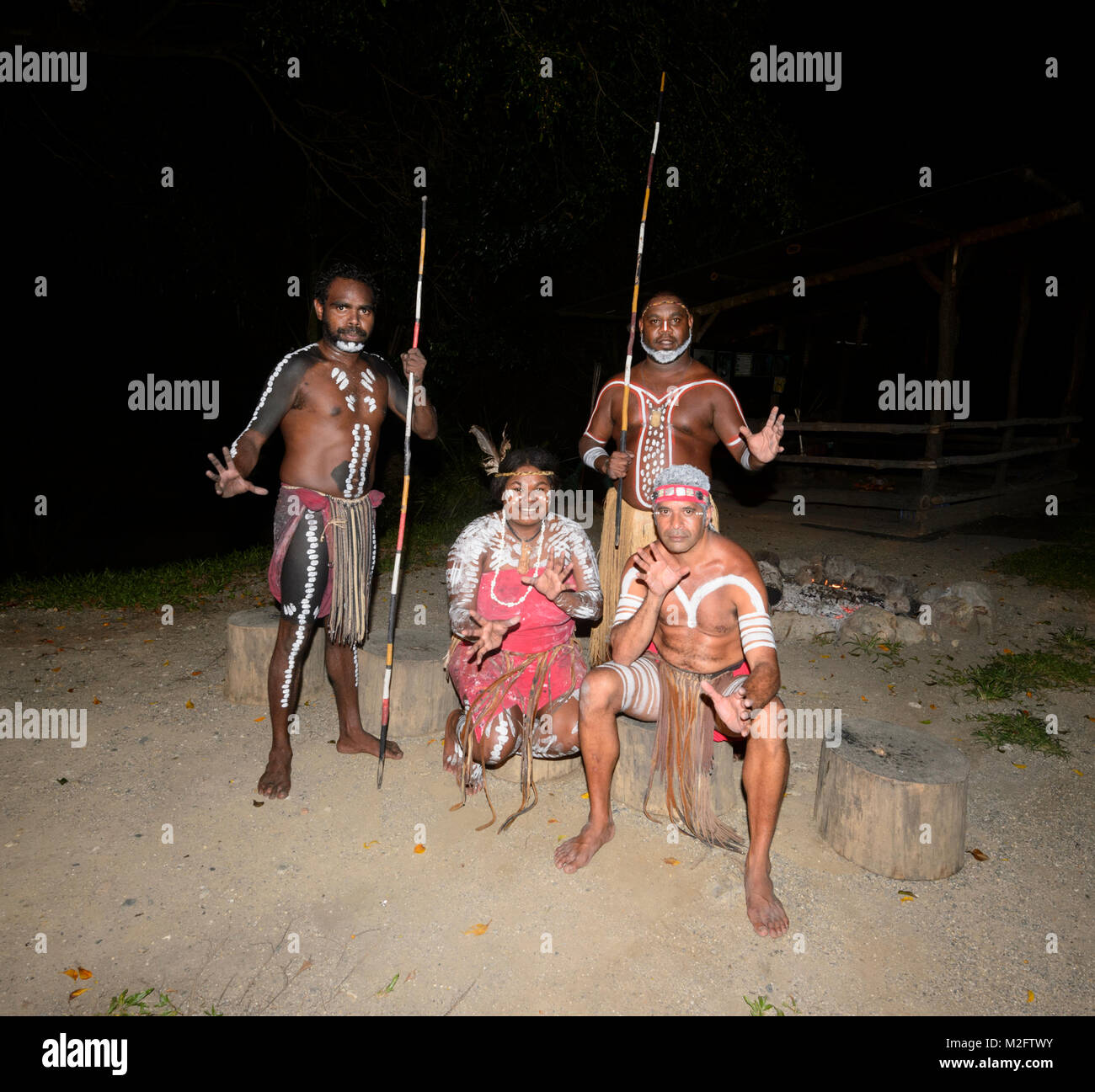 Gruppe von Aborigines Darsteller auf Aborignal Tjapukai Cultural Park, Smithfield, Cairns, Far North Queensland, FNQ, QLD, Australien Stockfoto