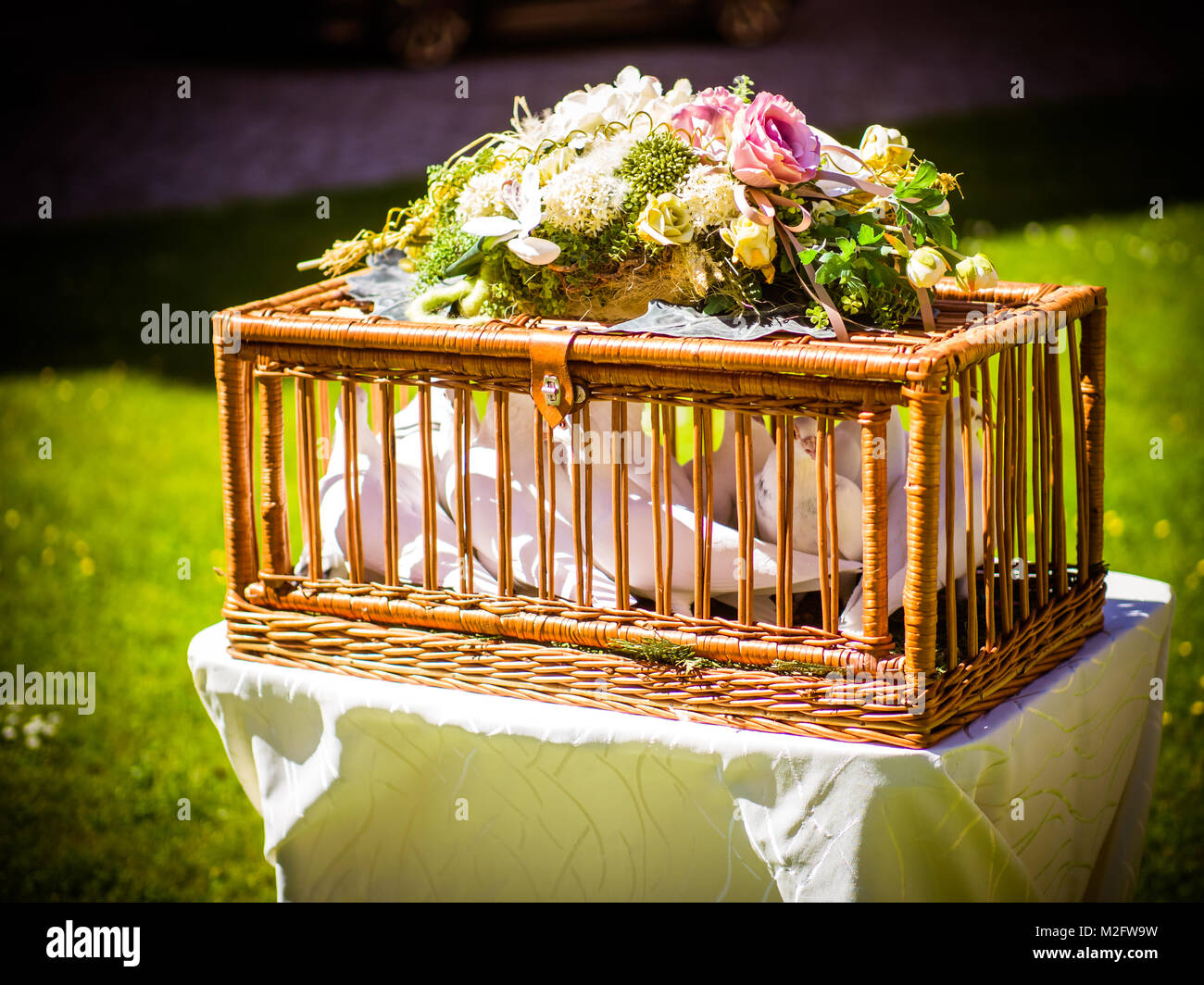 Der Korb, in dem die Tauben zur Hochzeit sind Stockfoto