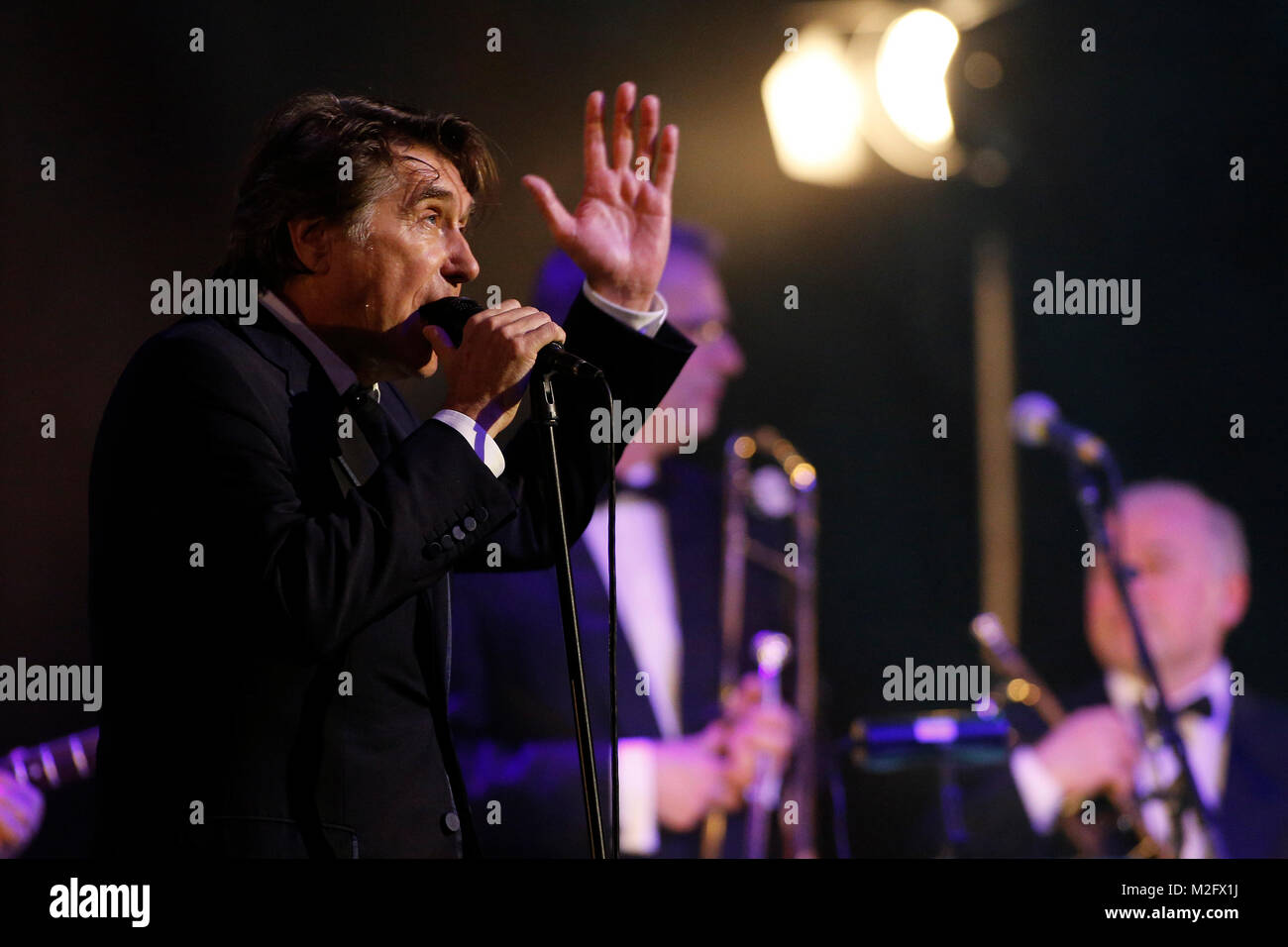Der britische Sänger und Frontmann der Band "Roxy Music" Bryan Ferry Bryan Ferry zusammen mit dem Orchester zu Gast im Rhein-Main-Theater in Niedernhausen. +++ 3 S FOTO/Foto: Sven-Sebastian Sajak Stockfoto