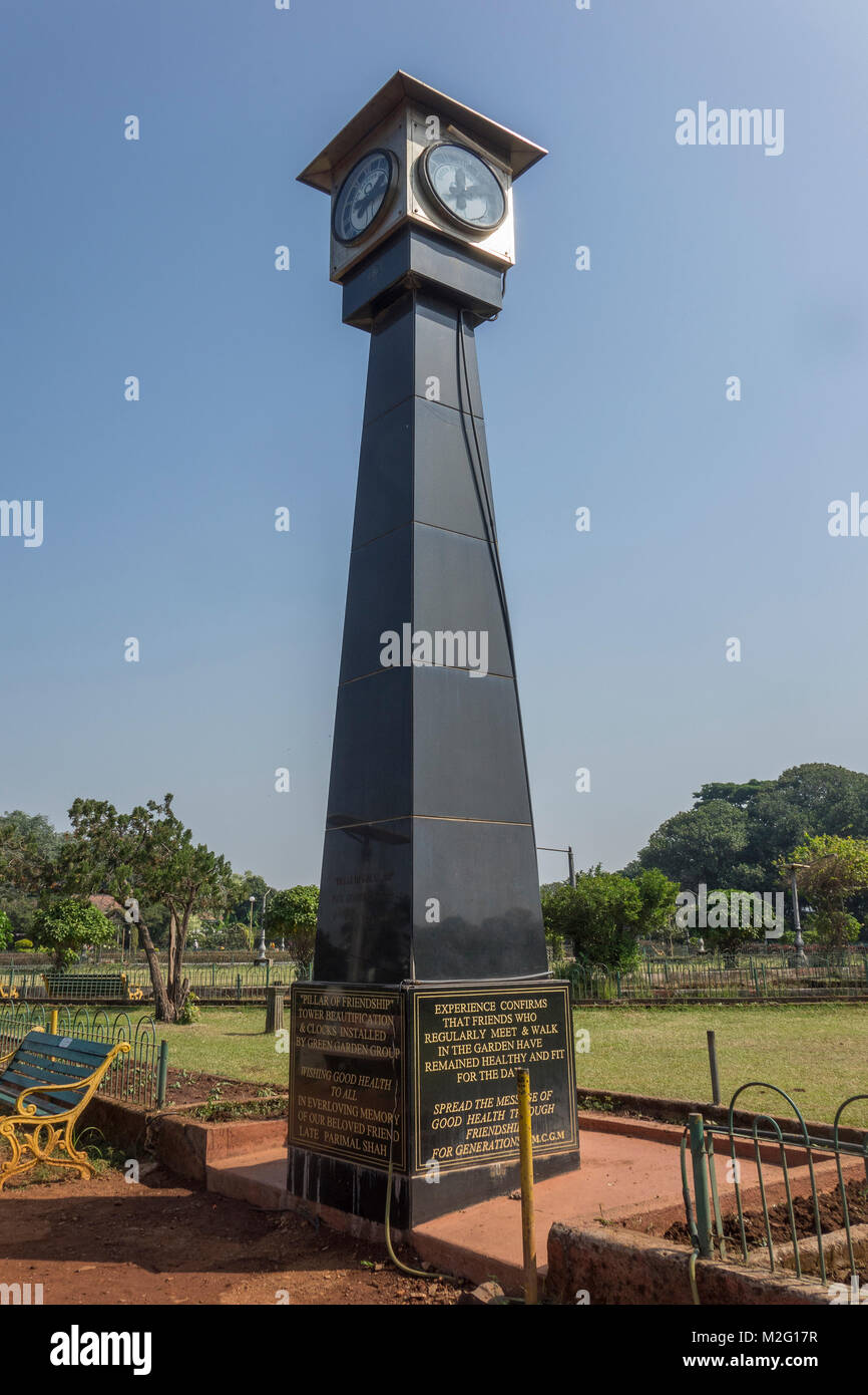 India, Maharashtra, Mumbai, Malabar, hängende Gärten, Säule der Freundschaft clocktower Stockfoto