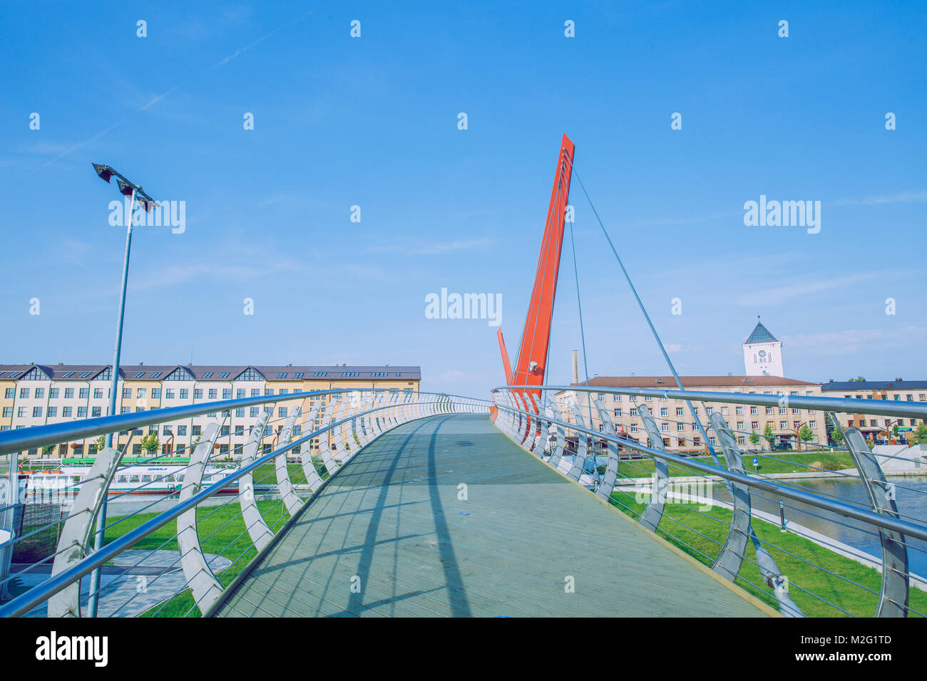 Neue Architektur Brücke für Menschen in Jelgava, Lettland. Blue Sky. 2016 Reisen Foto. Stockfoto