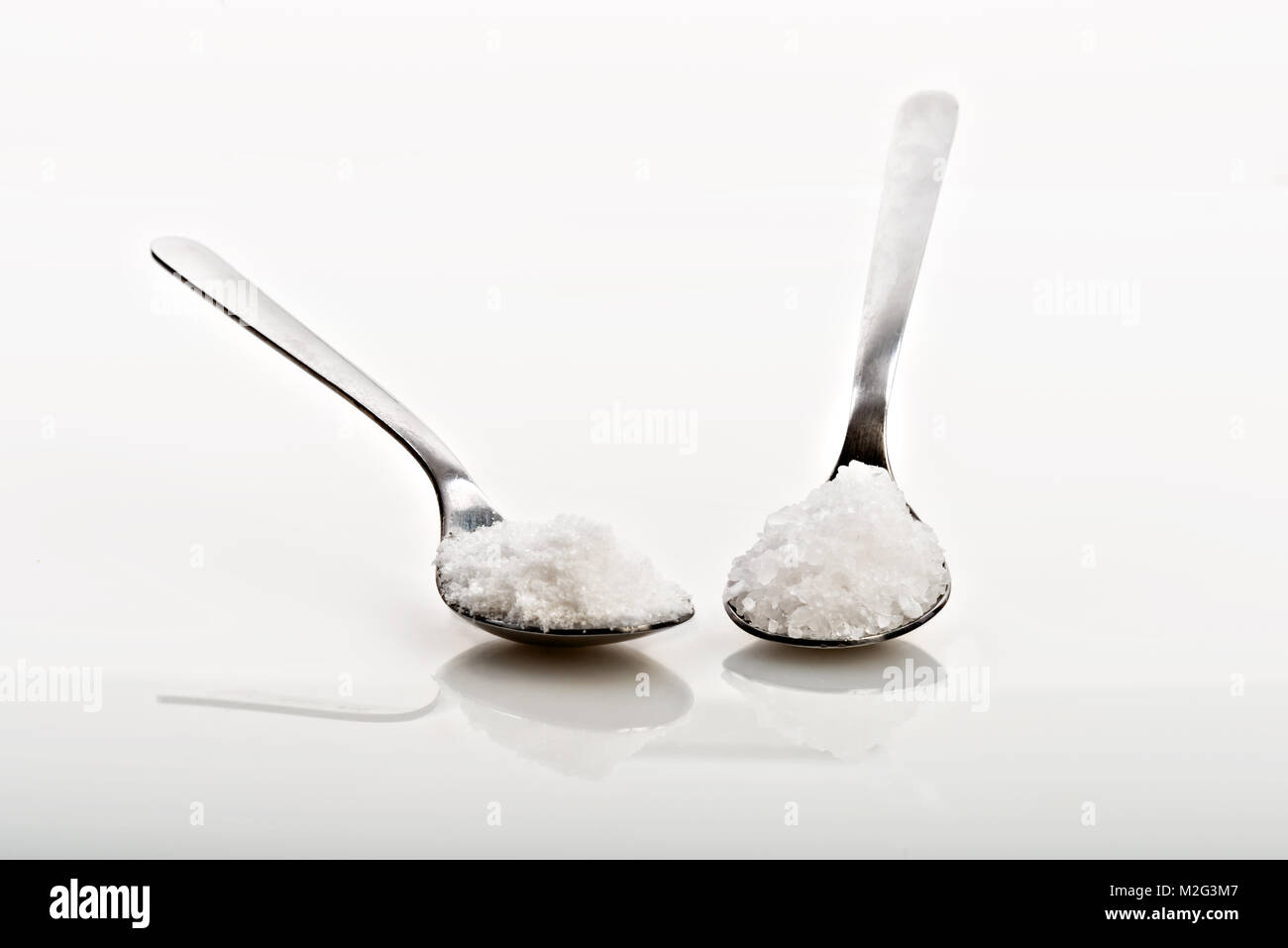 Löffel mit grobem Meersalz und von oben Stockfoto