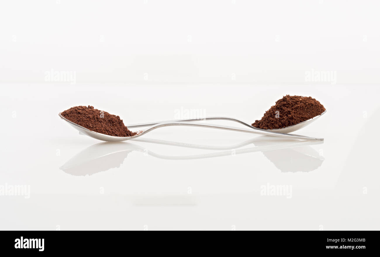Löffel mit gemahlenen Kaffee und gefriergetrocknetem Kaffee vor Stockfoto