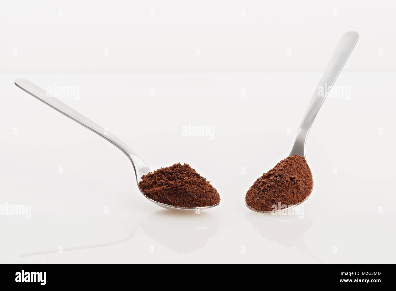 Löffel mit gemahlenen Kaffee und Gefriergetrockneten von oben Stockfoto