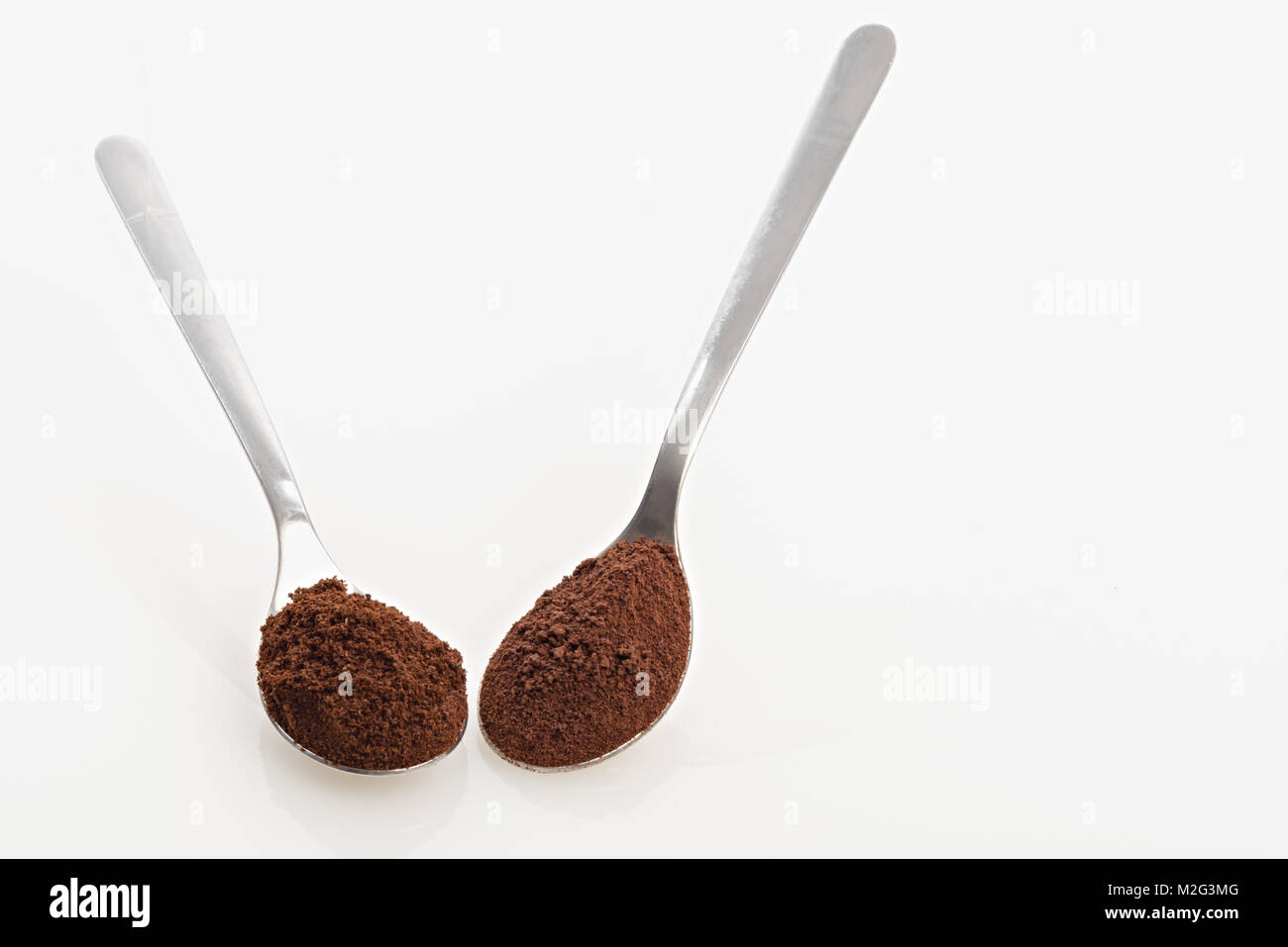 Löffel mit gemahlenen Kaffee und Gefriergetrockneten von oben Stockfoto