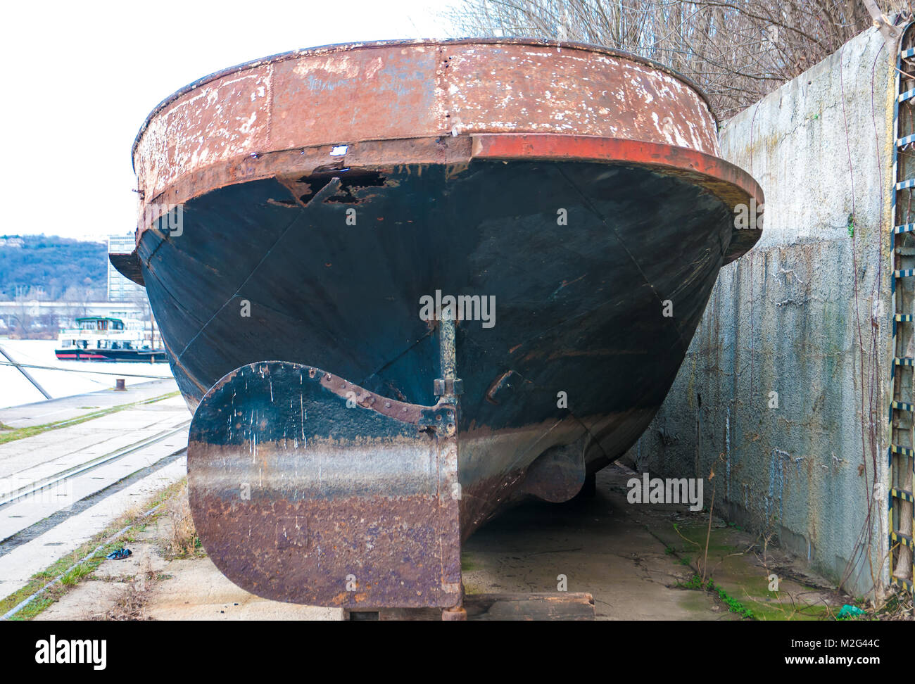 Ein Blick auf die Rückseite des Schiffes zu Trockenheit alten rostigen Lenkgetriebe gezeichnet wurden. Stockfoto