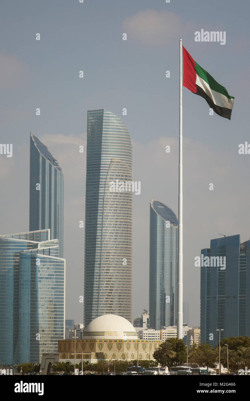 Die Vereinigten Arabischen Emirate, Abu Dhabi, die Skyline der Stadt & Flagge Stockfoto