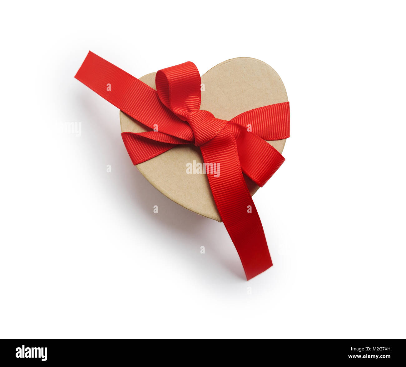 Wickelte vintage Herz Geschenkkarton mit roter Schleife, isolierte Freistellungsmaske auf weißem Hintergrund, Ansicht von oben, Illustration zum Valentinstag oder Hochzeit Stockfoto