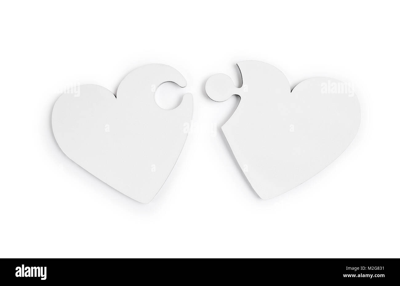 Zwei Herzen Puzzle auf isolierten Freistellungsmaske auf weißem Hintergrund, Top View Abbildung zum Valentinstag oder Hochzeit Stockfoto
