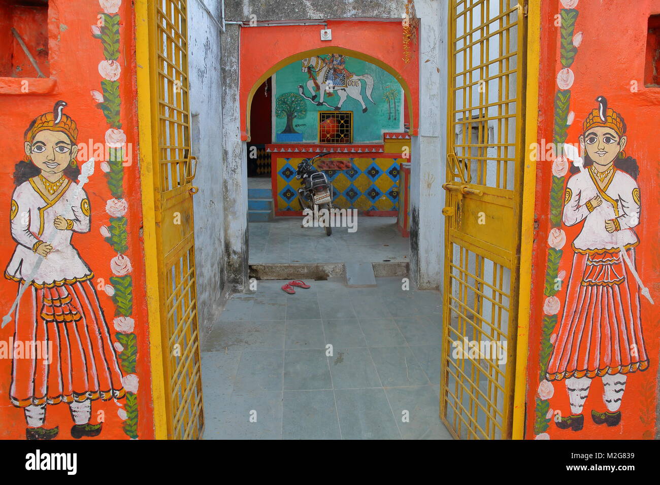 CHITTORGARH, Rajasthan, Indien - Dezember 14, 2017: Die farbenfrohen Eingang eines traditionellen Hauses mit Wandmalereien Stockfoto