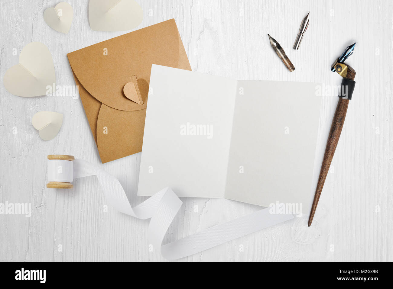 Kalligrafische Feder mit Brief, Grußkarte für Valentines Tag mit Platz für Ihren Text. Flach, Ansicht von oben Foto Mock up Stockfoto