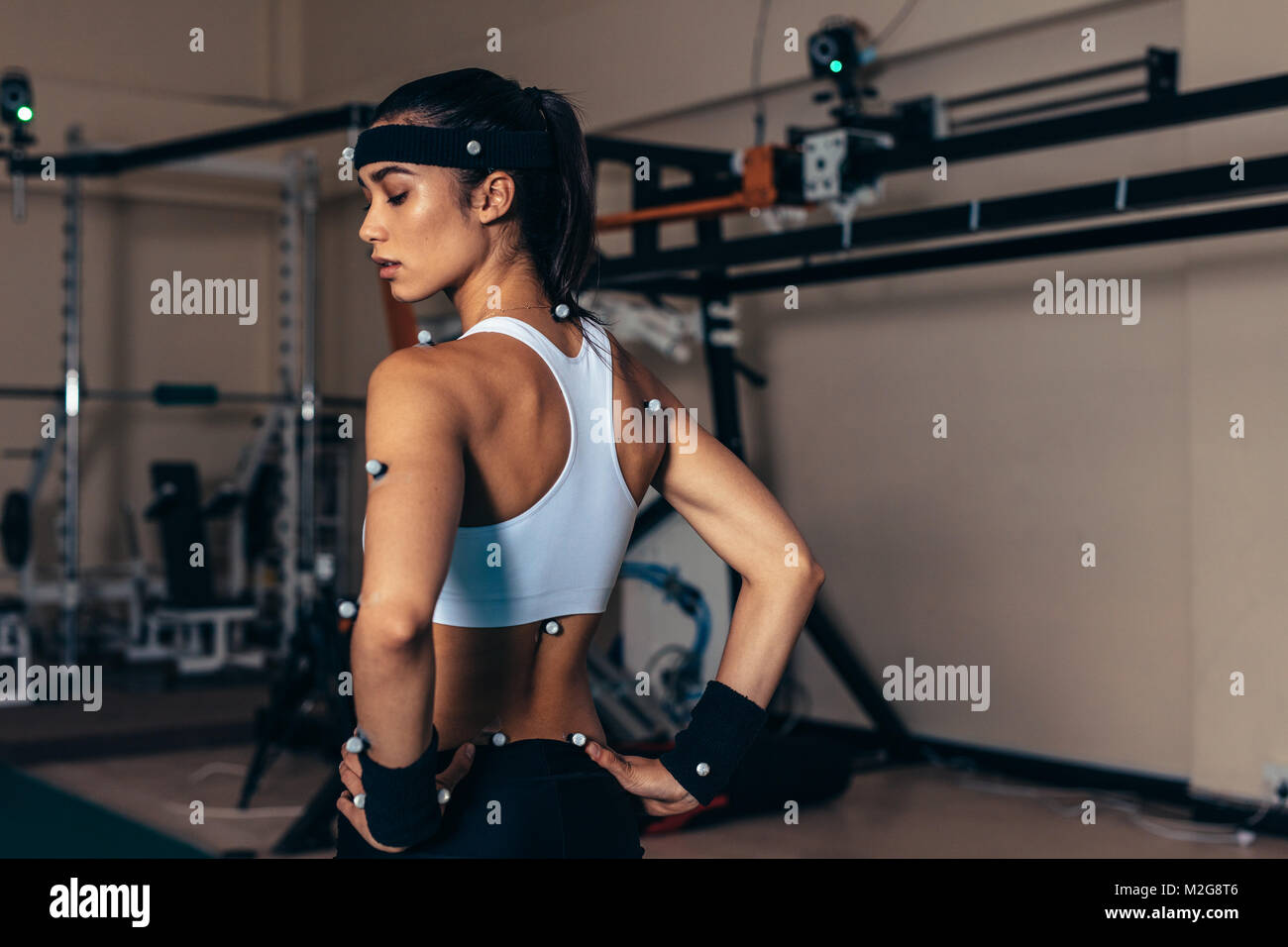 Sportlerin mit Motion Capturing Sensoren auf ihrem Körper die Bewegung beim Sport bei biomechanischen Labor zu messen. Stockfoto