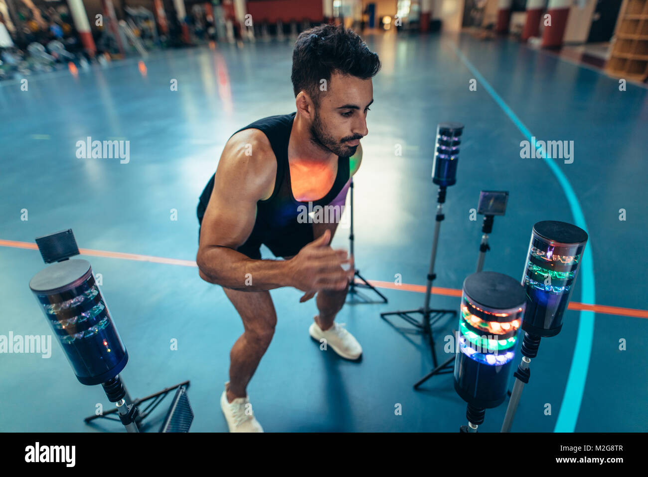 Sportler trainieren mit Lichter rund um die Reaktionszeit im Fitnessstudio zu verbessern. Sportler mit einem visuellen Stimulus System bei Sports Lab. Stockfoto