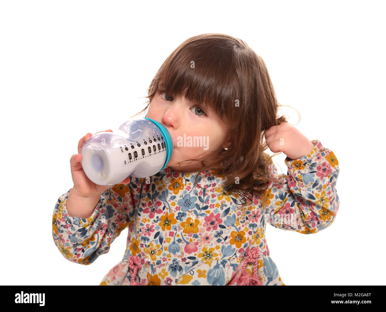 Kleinkind Mädchen trinken Milch aus der Flasche Stockfoto