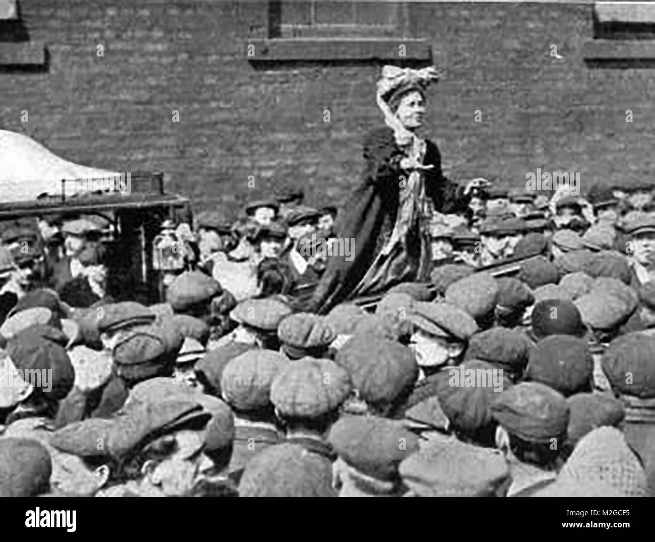 Suffragetten - Porträt Emmeline Pankhurst Adressierung einer Nachwahl Masse Stockfoto