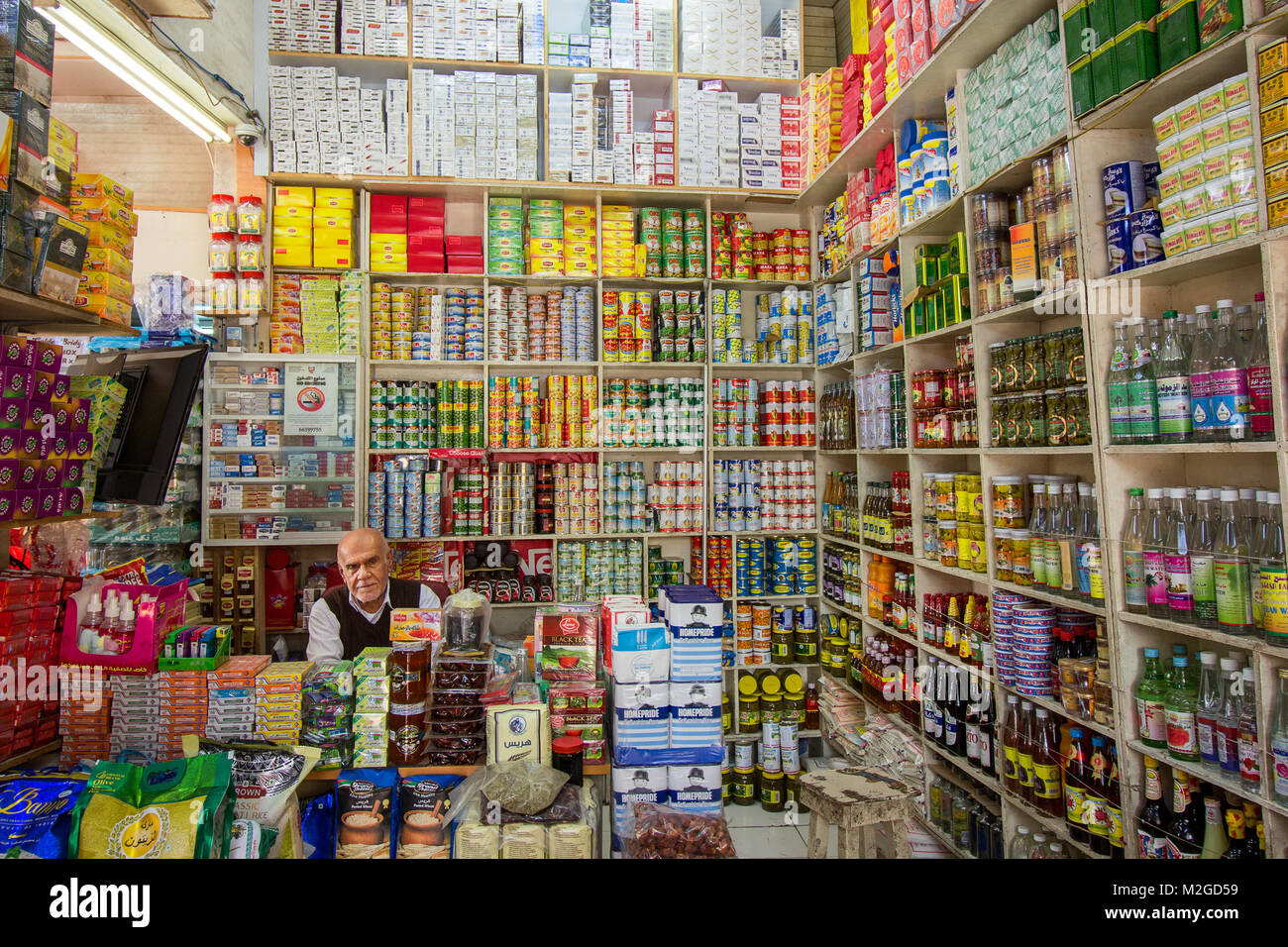 Innenansicht eines Lebensmittelgeschäft in Bahrain, Naher Osten, mit dem Store owner Stockfoto