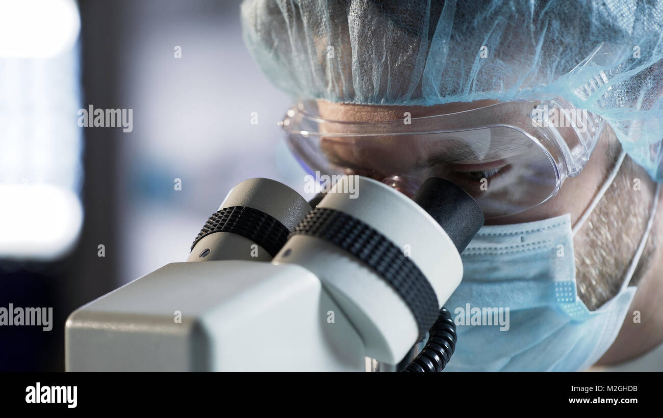 Chirurg Durchführung komplizierte Verfahren mit moderner Ausrüstung, Gesundheitswesen, Stock Video Stockfoto