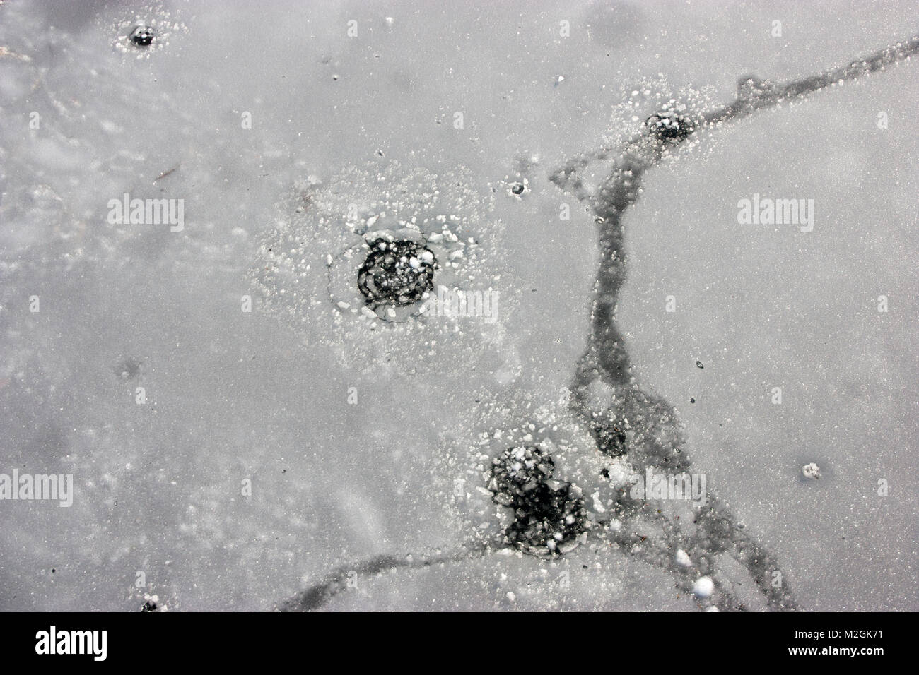 Winter angeln, einem gefrorenen Fluss, ein Loch im Eis Stockfoto