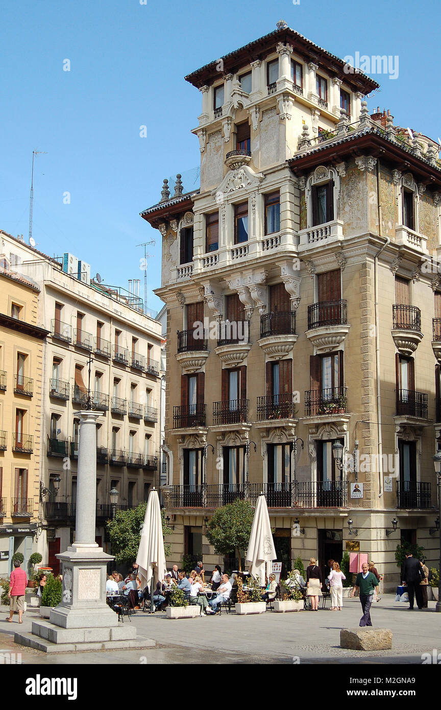 Menschen genießen Sie eine angenehme Pause am Nachmittag am Hauptplatz (Plaza Ramales de Ramales) - Madrid, Spanien Stockfoto