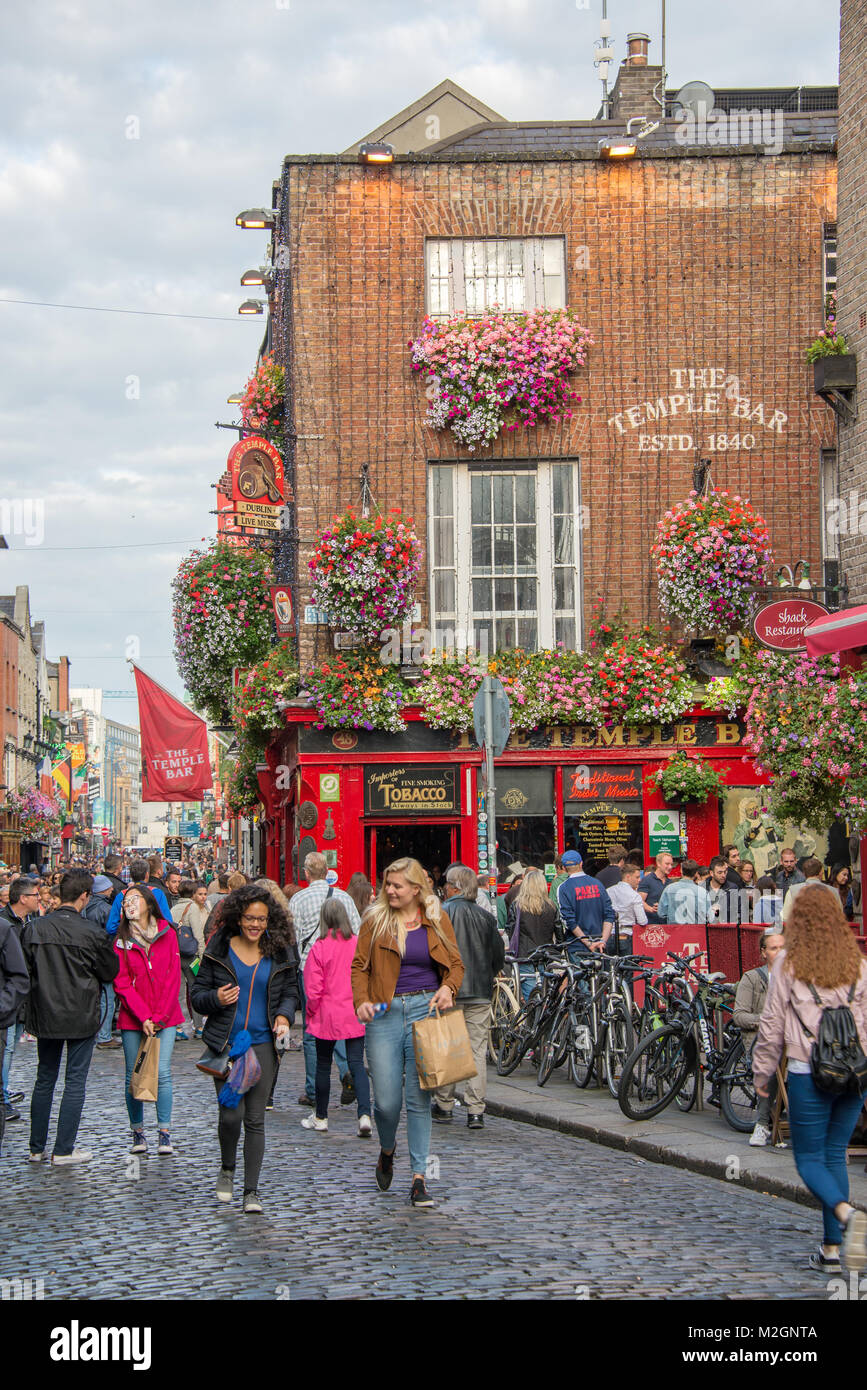 DUBLIN, Irland - 12. August: Leute auf der Straße vor der berühmten Temple Bar in Dublin, Irland Stockfoto