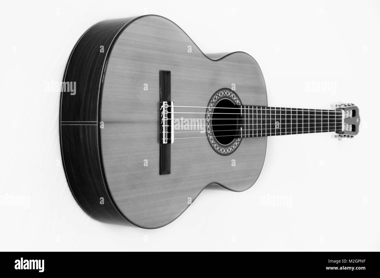 Klassische Gitarre in die horizontale Position. Schwarz und Weiß Foto Stockfoto