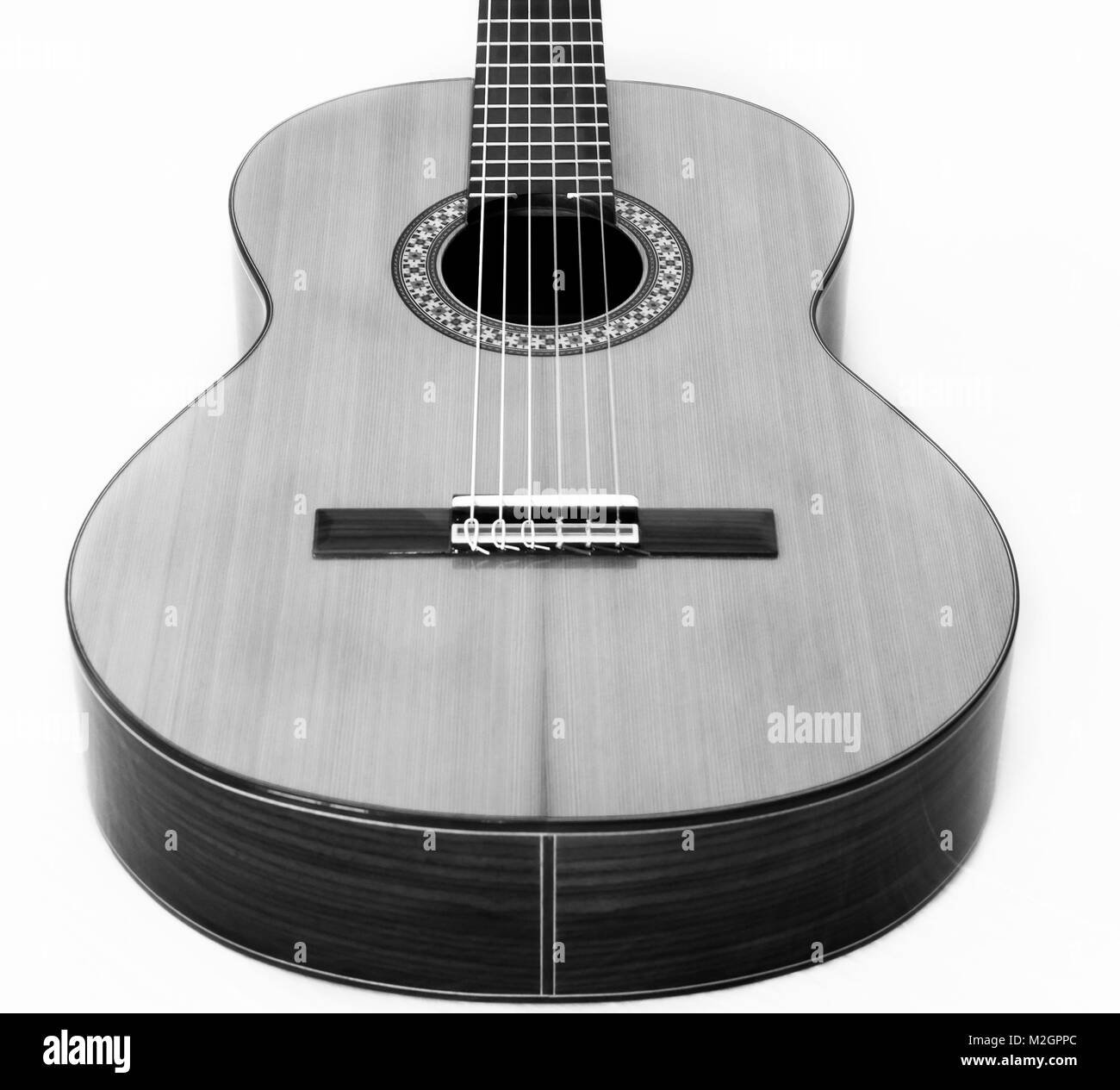 Klassische Gitarre in vertikaler Stellung. Schwarz und Weiß Foto Stockfoto