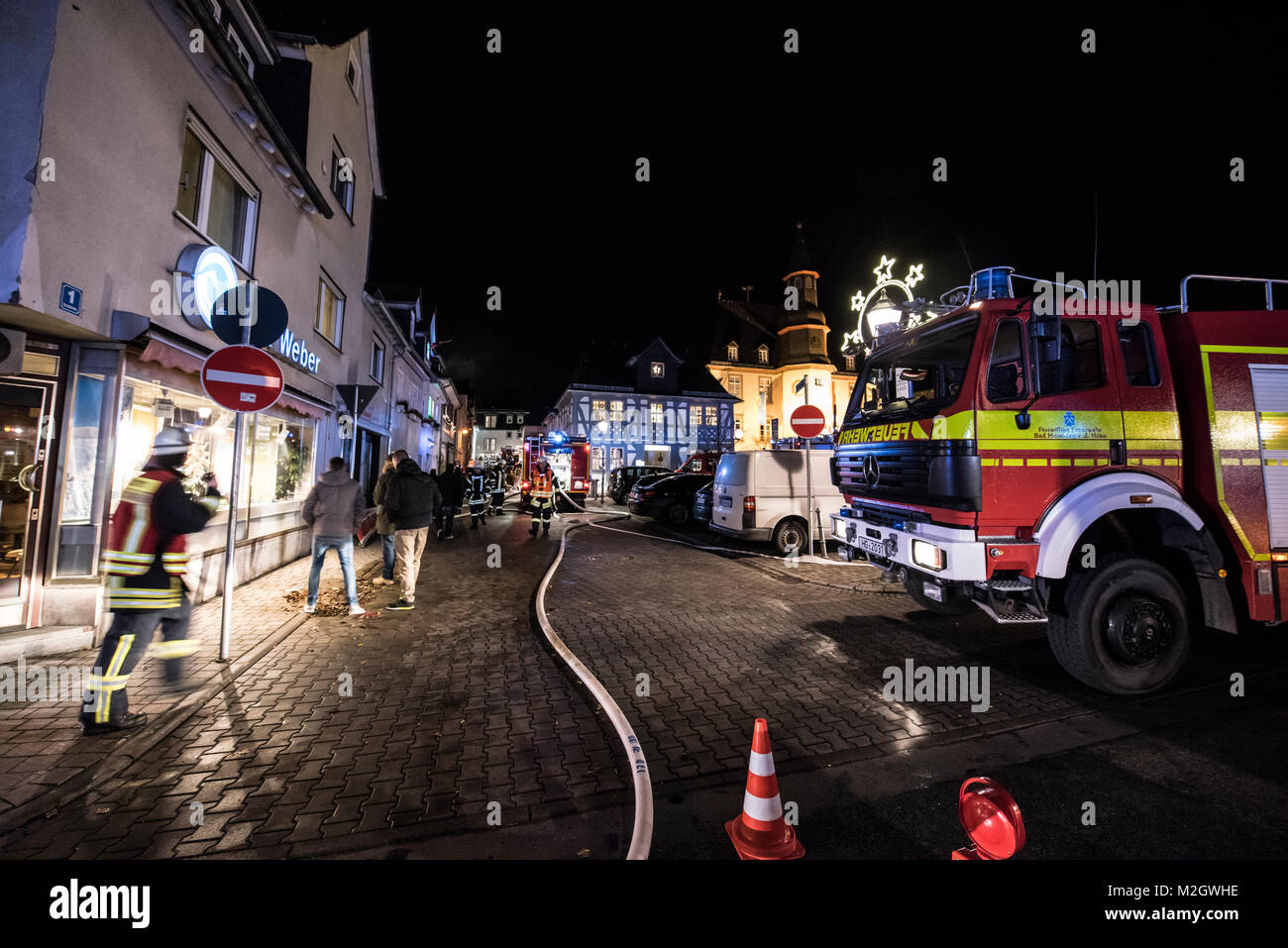 In Usingen (Hochtaunuskreis) ist am Freitag Abend (12.12.2014) ein Scheunenkomplex in Flammen aufgegangen. Über 150 Feuerwehrleute kämpften gegen den Marke und konnten ein Übergreifen auf benachbarte Häuser der Altstadt verhindern. Stockfoto