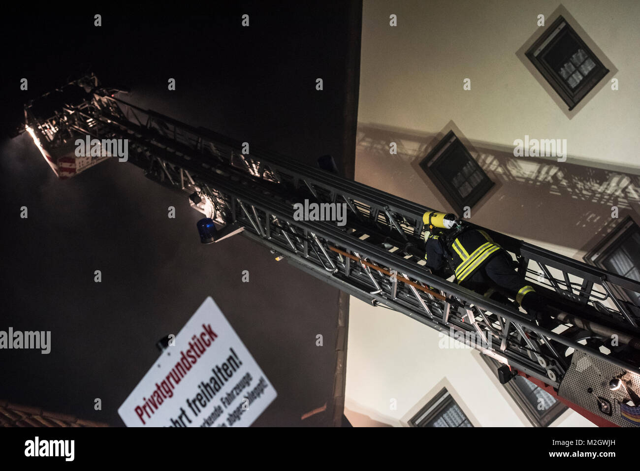 In Usingen (Hochtaunuskreis) ist am Freitag Abend (12.12.2014) ein Scheunenkomplex in Flammen aufgegangen. Über 150 Feuerwehrleute kämpften gegen den Marke und konnten ein Übergreifen auf benachbarte Häuser der Altstadt verhindern. Stockfoto