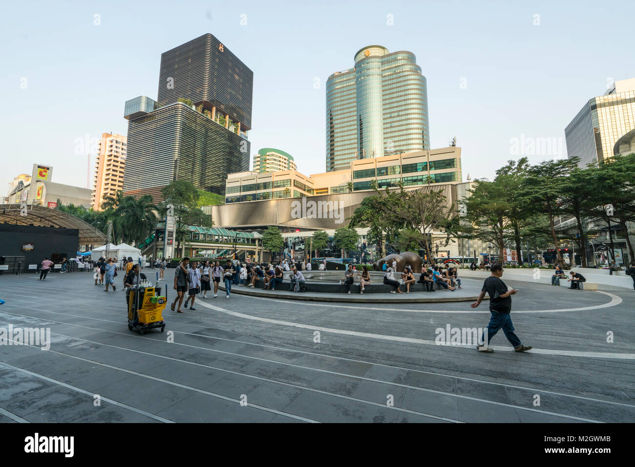 Menschen gehen in Ratchadamri Road in Bangkok, Tailand Stockfoto