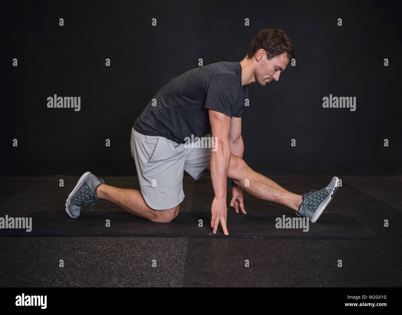 Kaukasische Mann in seinem 30s dehnen und die Muskeln nach dem Training. Stockfoto