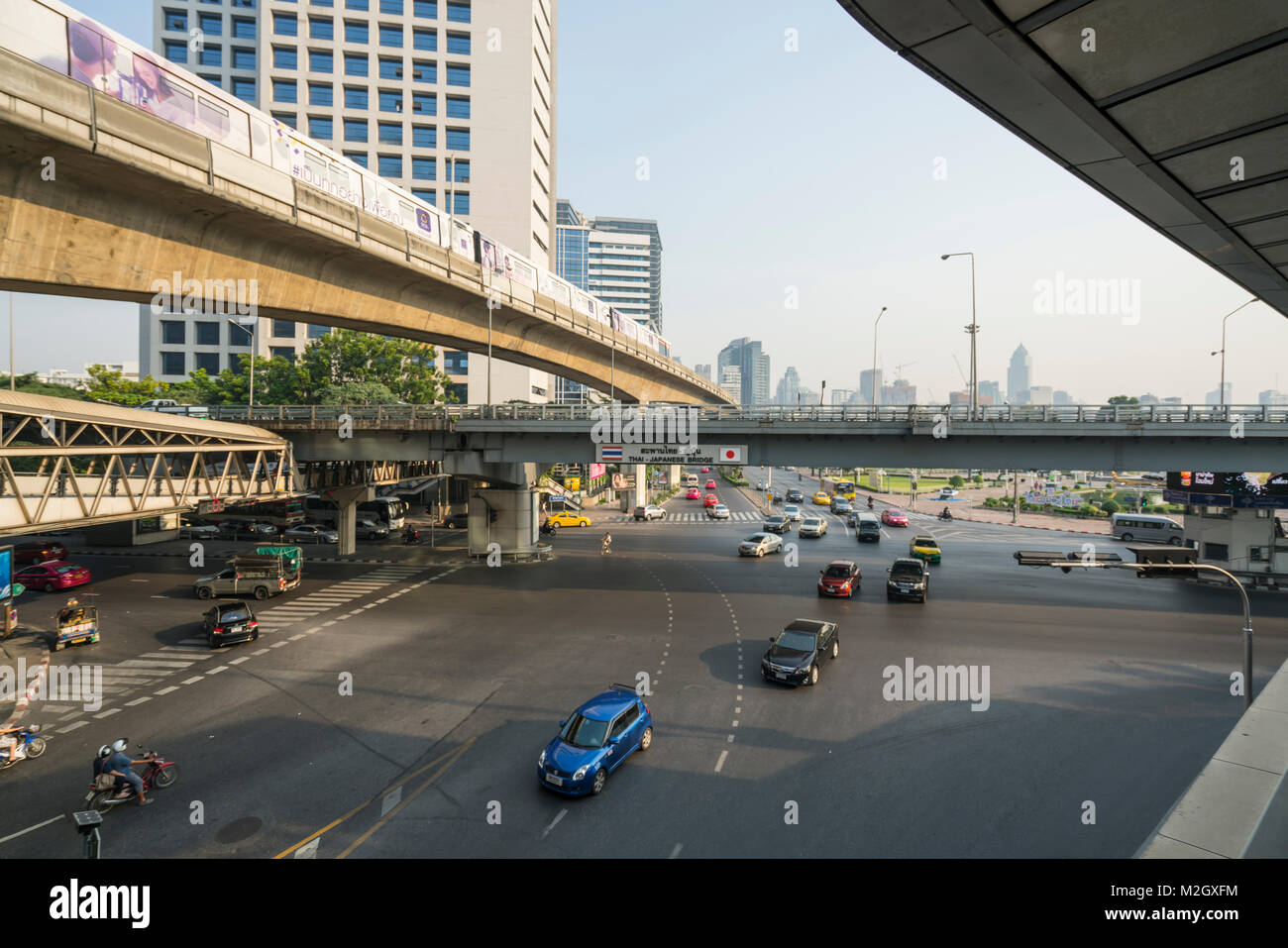 Der Verkehr in Sala Daeng Kreuzung in Bangkok, Thailand Stockfoto