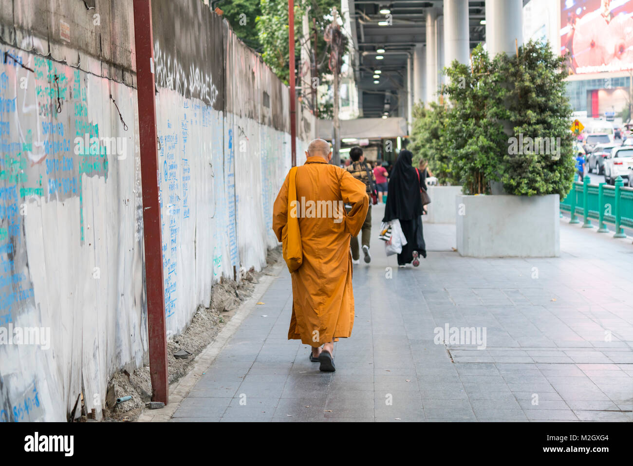 Ein Mönch zu Fuß auf der Straße in Bangkok, Thailand Stockfoto