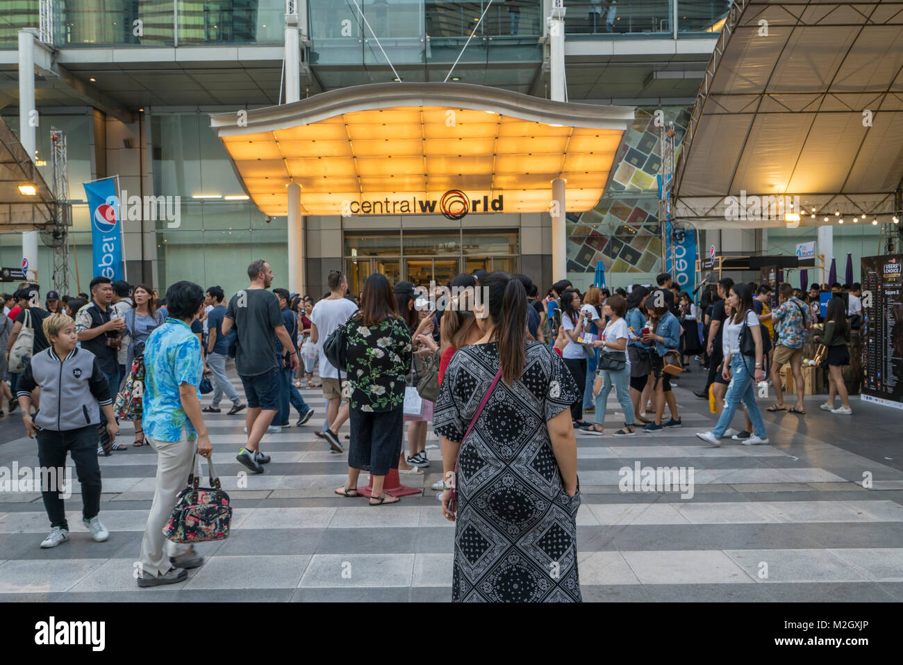 Menschen gehen in Ratchadamri Road in Bangkok, Tailand Stockfoto