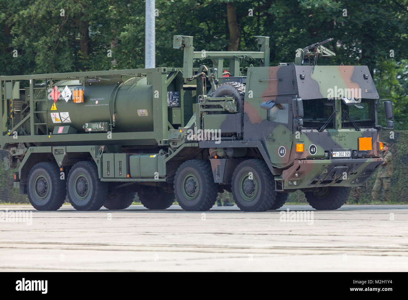 BURG/Deutschland - 25. JUNI 2016: Bundeswehr MAN Multi 2 Wechselbrücke ...