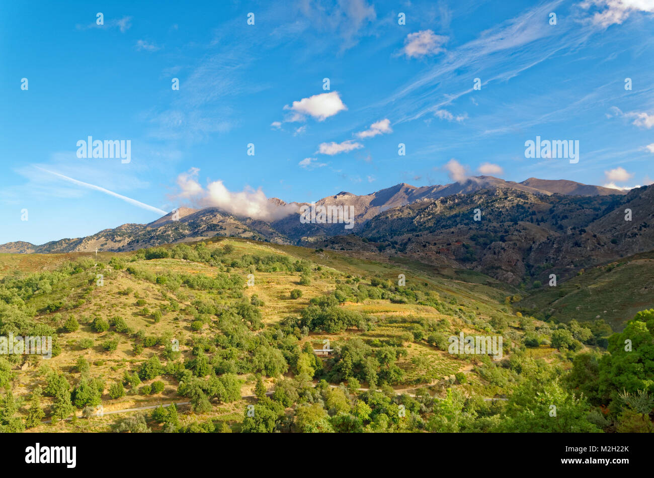Berge und Wiesen unter blauem Himmel auf der Insel Grete, Griechenland Stockfoto